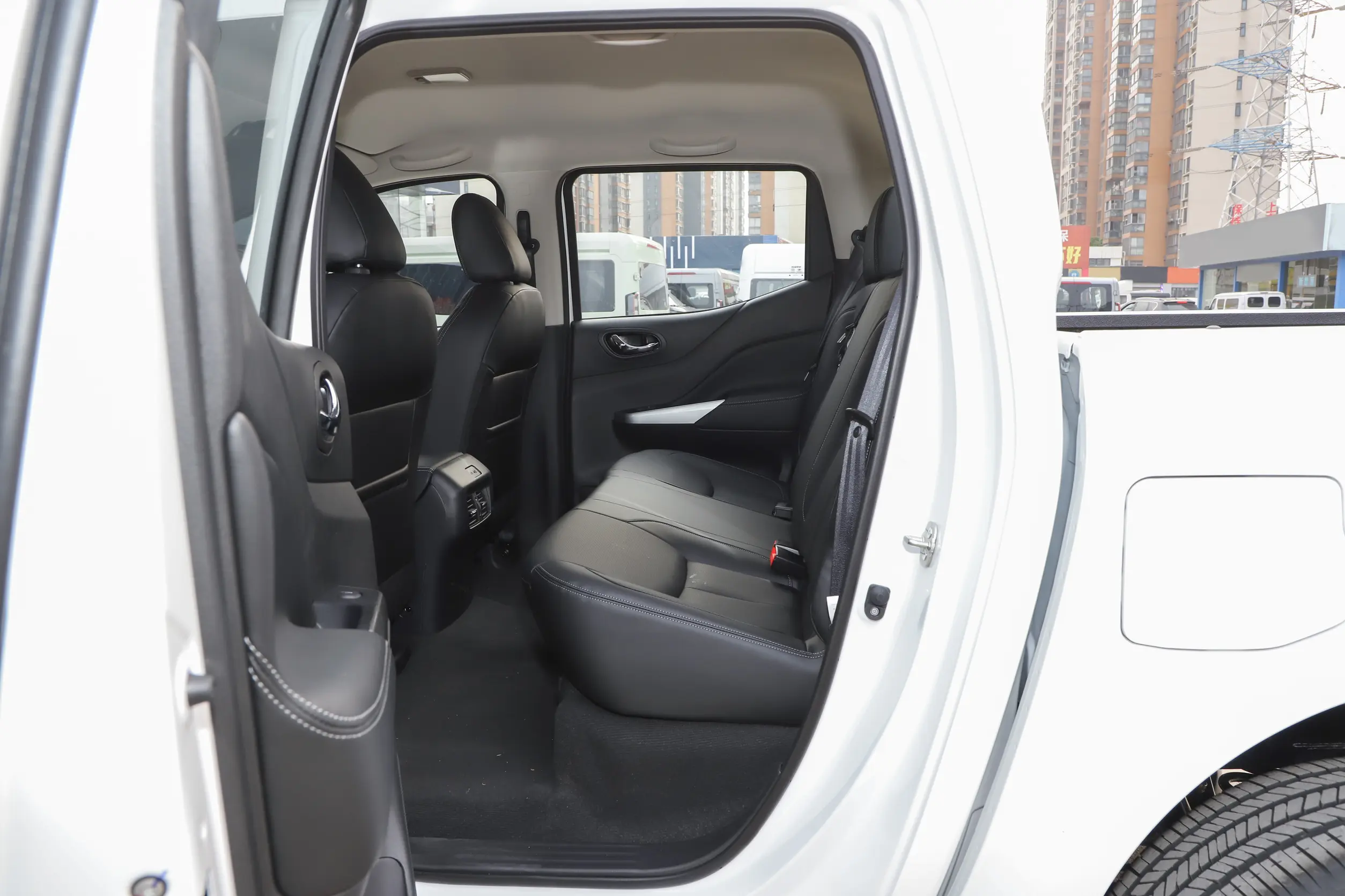 Brand-New Nissan Navara Series (Premium 4x4 Gasoline) dcp e60842124155c75405fb2575b9d14741~2508x0